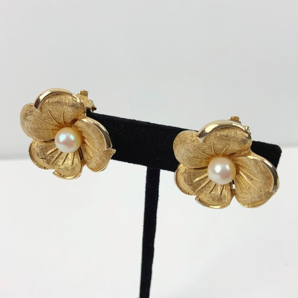 Lisner Jewelry - Vintage Lisner Goldtone Flower Pearl Center Clip On Earrings
